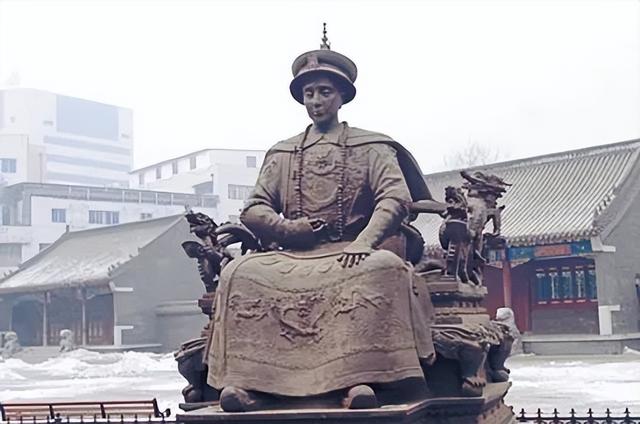 2005年沈阳，皇寺广场上的清十二帝像