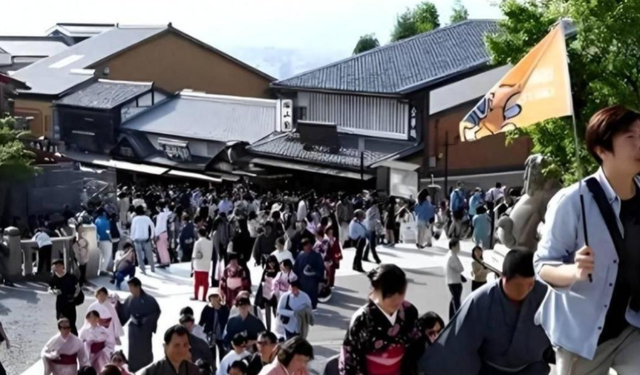 大量日本游客涌进北京！打着旅游幌子不去旅游不吃美食，为啥来？
