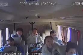 高速路上女子与客车司机激烈争吵，司机猛打方向盘车辆失控撞护栏！河南高速交警回应图片