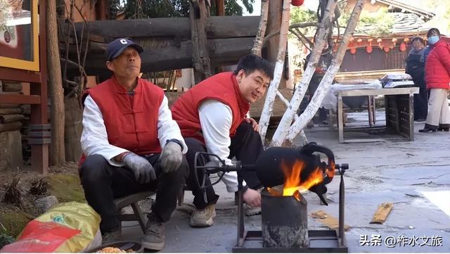 柞水县春节期间终南山寨景区“磨盘席”受热捧