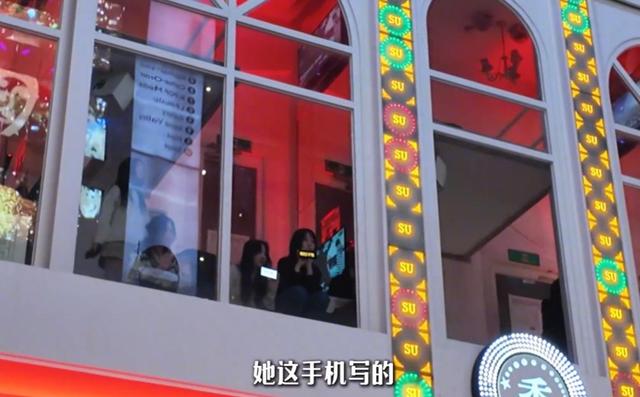 中国小伙在韩国租女友，2000块一天陪吃陪玩，分手时小伙依依不舍