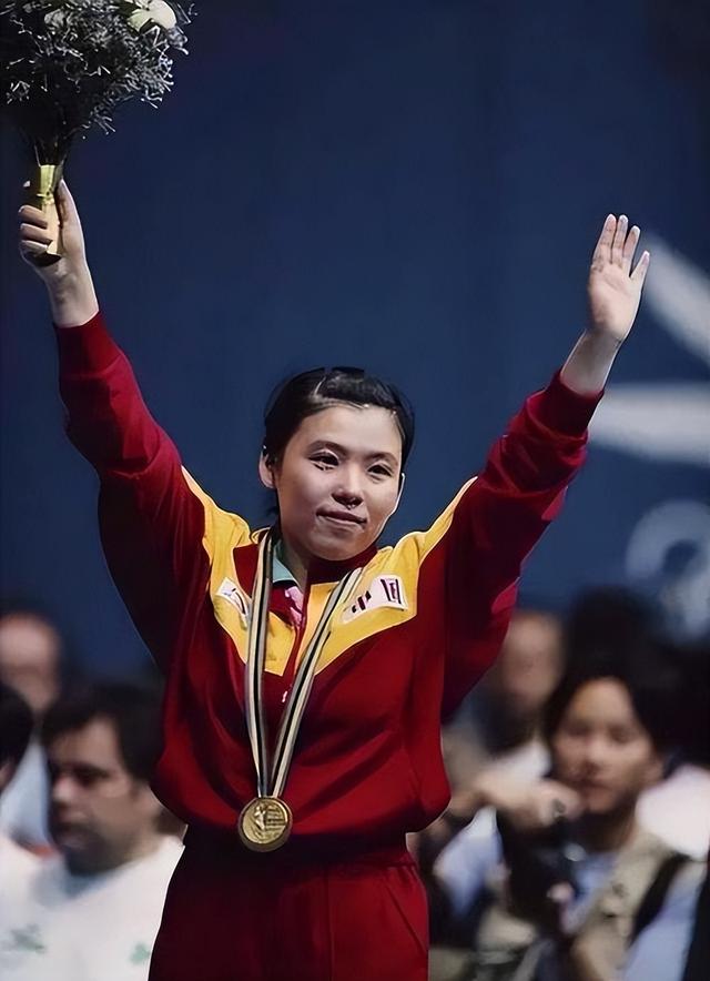 败光20亿、国籍问题、向洋人下跪，邓亚萍身上的标签到底是真是假