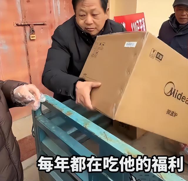 刘强东光送年货没发钱，60岁村民被问是否失望，老人家回答太戳心