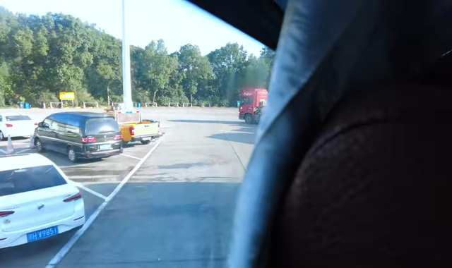 活久见！湖北小伙报团旅行，大妈车上当众大便，全员被臭的捂鼻子