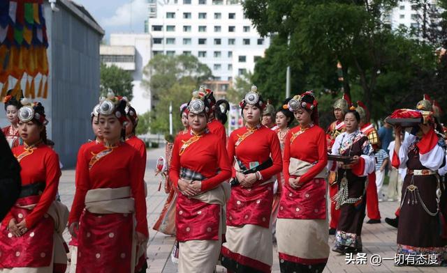 红衣银饰藏多少密码？当文成侍女穿过2025，让我懂了传承的活法！