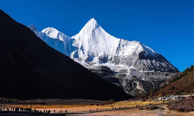 四川省稻城县历史沿革及行政区划