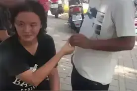 林靖恩再次现身街头状况堪忧，被半裸老汉骚扰，不仅没走还很享受图片