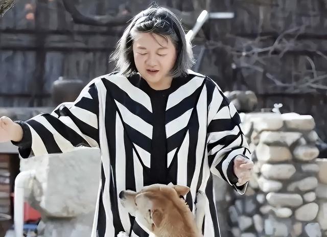 陈凯歌前妻洪晃晒京郊院子，空地上百平，爱马仕被她拍出廉价感