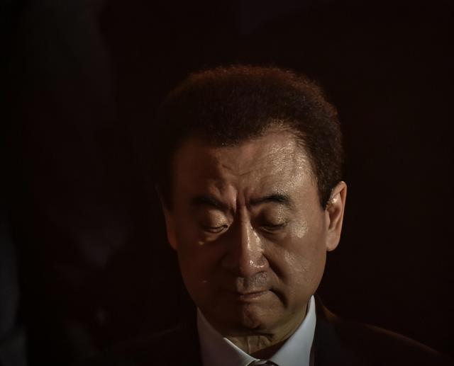 刚还完6000亿外债，71岁的王健林又迎来大麻烦，儿子还在赌场挥霍