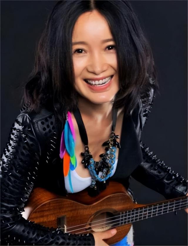 她连上5次春晚，私下却和恩师同居怀孕被骗流产，今57岁依然单身