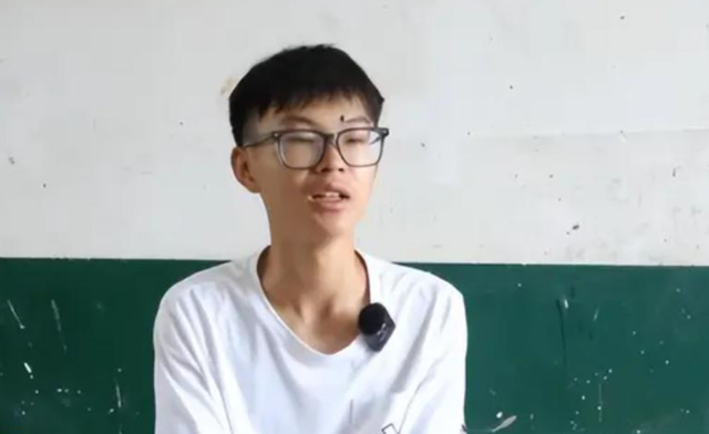 寒门难挡青云志！父母残疾、幼时重伤，贫困天崩开局却考出642分