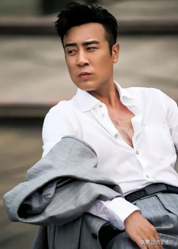 3岁丧父，吃姐姐奶水长大，成名后为8个哥姐买房，如今成全家骄傲