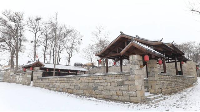 巨野县核桃园镇：雪落古村诗意浓 汉阙金山冬韵美