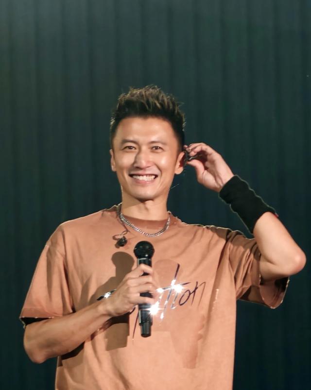 从商圈大佬到舞台王者，45岁谢霆锋凭3个细节破冻龄假象。