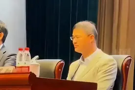 罗翔“一夜白头”？本人最新回应图片