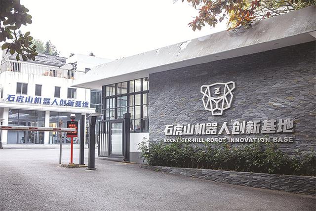 探月先锋机器狗领跑！中国智能四足机器人，领跑月球基地梦想蓝图