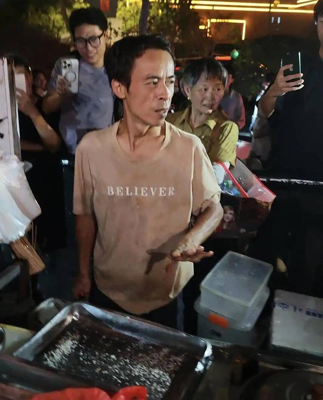 从拉面哥到鸡排哥：素人网红为何总在流量里“窒息”？