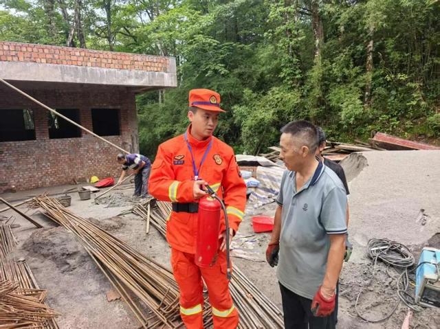 靠前驻防丨持续巡护不松懈 筑牢防火安全网