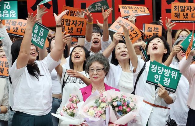 被强奸时她硬咬掉坏人舌头，获刑却比强奸犯还长？61年后终判无罪