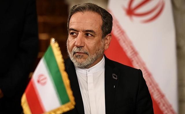 短短24小时，美军发起大规模突袭，特朗普罕见失声，又有一国遭殃