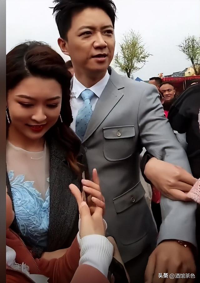 主持人李鑫现状：和家人在爱尔兰，陪读带货两不误，俩儿子都随妈