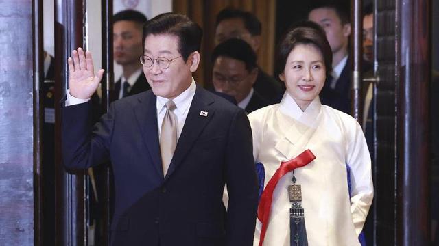 李在明也没想到，访华仅3天	，59岁妻子竟凭一个举动给他长脸了