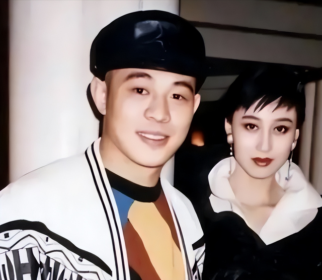 不敢认！看了61岁李连杰和63岁利智的合照，风光背后满是心酸