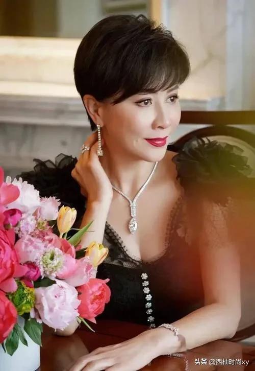 刘嘉玲这裤子有点尴尬​​​，虽然半老徐娘，依然性感