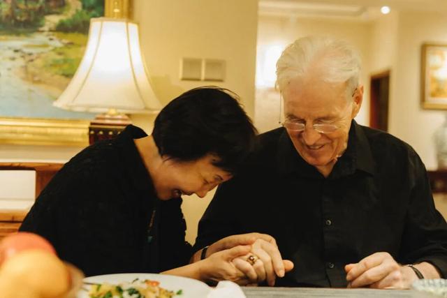 丈夫患痴呆记忆消退	，妻子把家变博物馆，离世后一举动让人泪目