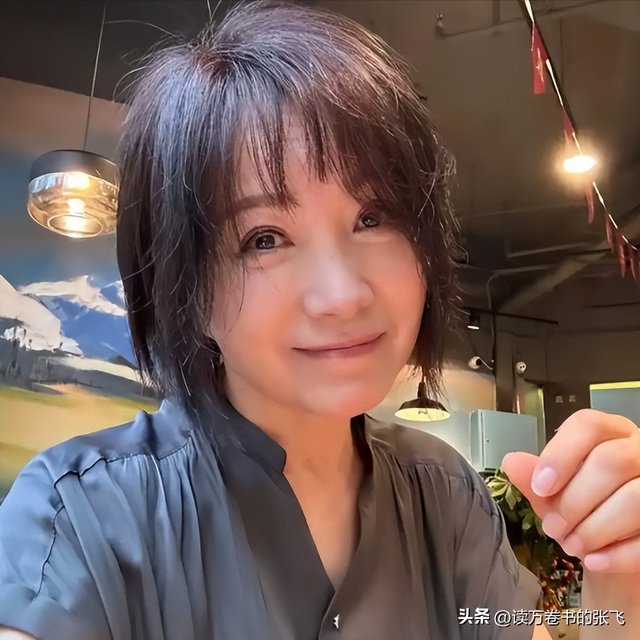 她连上5次春晚，私下却和恩师同居怀孕被骗流产，今57岁依然单身