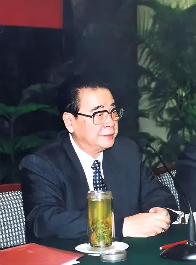 李鹏总理儿媳罕见留影，五官端正长相大气，爷爷功勋卓著比肩元帅