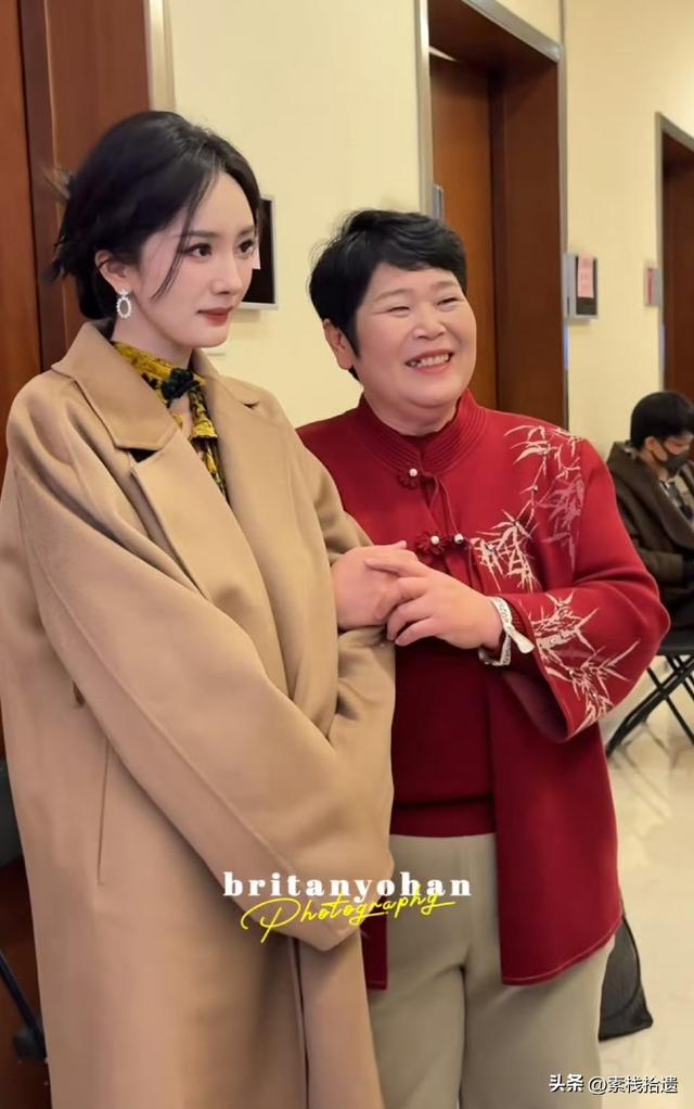 房主任搂着杨幂给女儿录视频，杨幂爽快答应，她激动的要抱杨幂