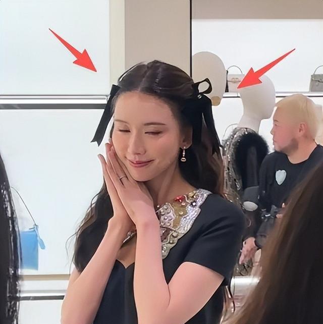 51岁林志玲突然现身上海，四肢干瘦脸圆又肿	，穿印花黑丝努力扮嫩