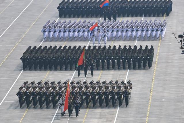 美国就算一动不动，中国20年也追不上，九三阅兵打了多少专家的脸