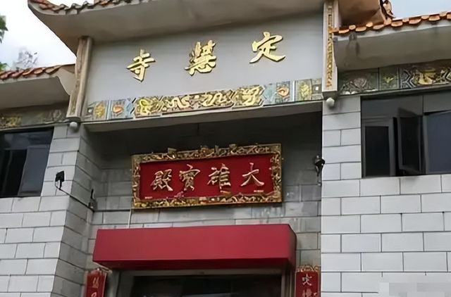 比释永信还过分的尼姑！白天参佛晚上泡吧，寺庙开后宫，现怎样了