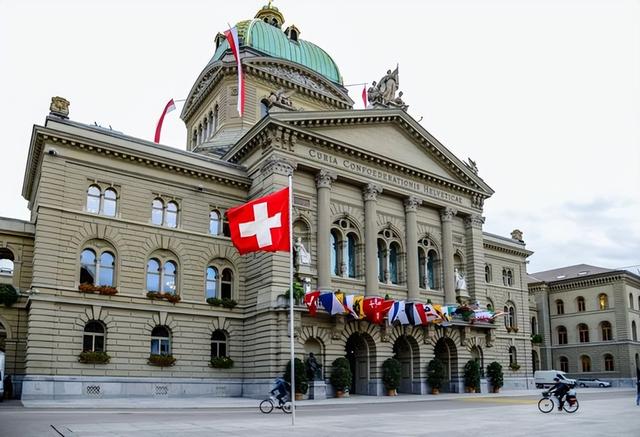 历史开了个玩笑，先倒下的不一定是乌克兰，而是百年中立的瑞士？