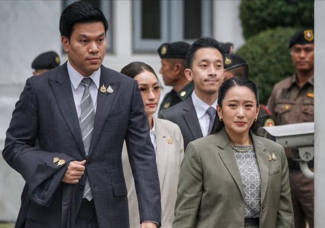 佩通坦公婆极少公开露面，丈夫皮塔卡给出答案，他俩是门当户对