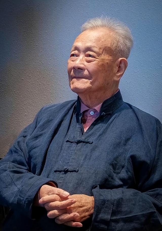 为何天安门不悬挂毛主席的照片，反倒要挂主席的画像？