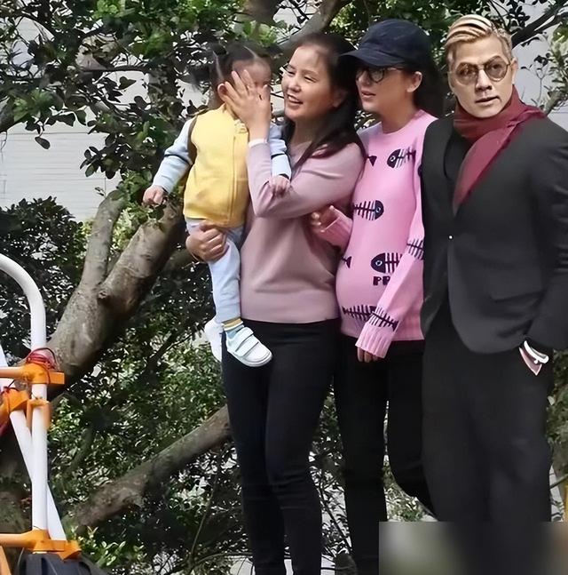 59岁郭富城与小4岁岳母同框,岳母是奶奶模样,他时髦帅气如小伙