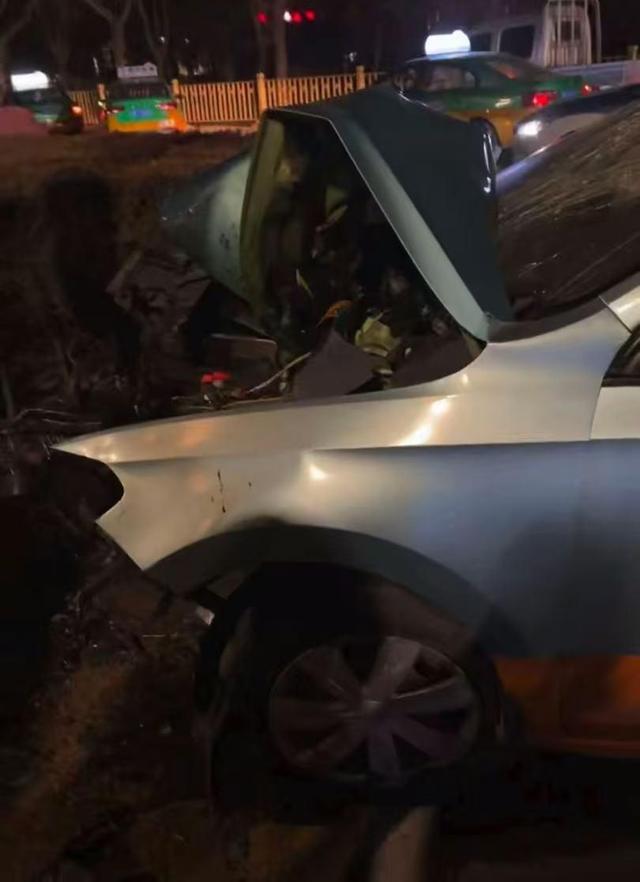 男子未付8元车费打司机，开走出租车肇事；司机家属：警方介入	，对其进行精神鉴定