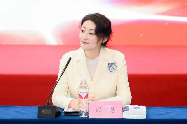 宗馥莉不再隐忍！发言回应公司争议，宗庆后最担心的事还是发生了