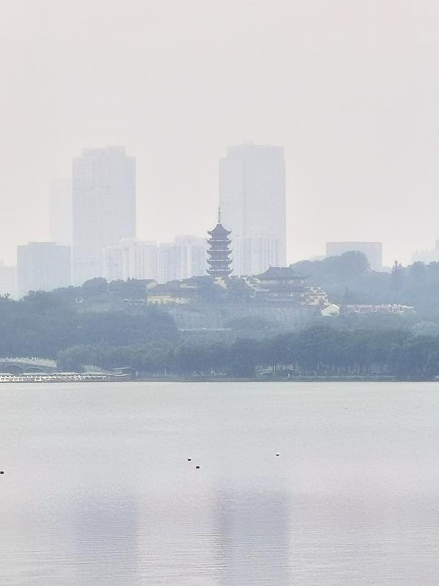 安享一刻：湖边宴坐