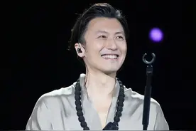 "谢霆锋衬衫时尚大揭秘：是衬衫选了他，还是他征服了衬衫？" 👔图片