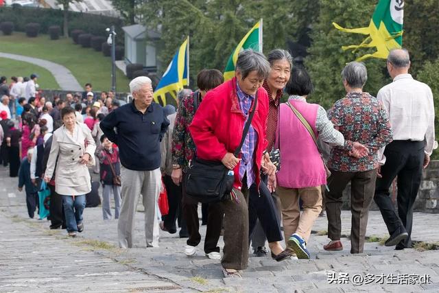 李富贵带老人去旅游