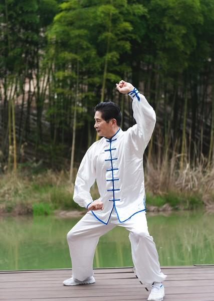 跟着师父练站桩，3年才懂：原来“傻站”着，才是养生的真功夫