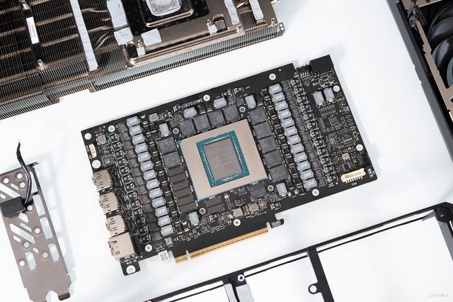 iGame RTX 5090 D v2火神显卡评测：凌厉方正硬汉！性能依旧能打！