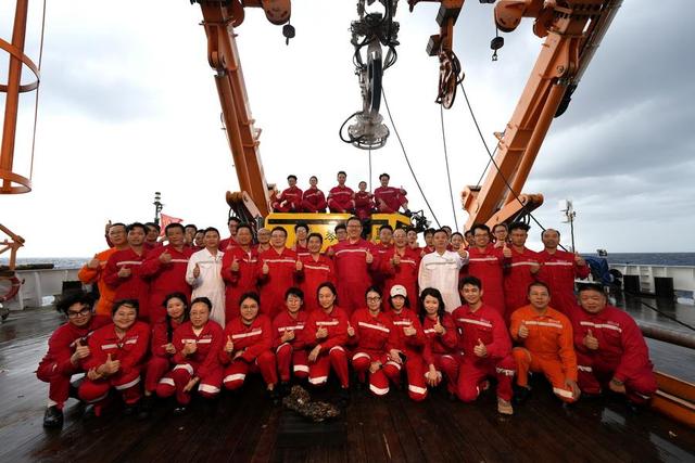 深海科考新纪元：中国首次实现双潜器协同作业突破4000米