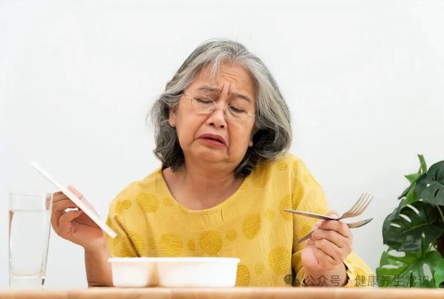 69岁大妈心梗离世，医生惋惜：把3样当零食，心脏再好也扛不住