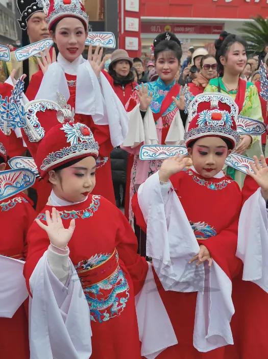太热闹了!十二匹真马上街!女驸马巡游安庆!