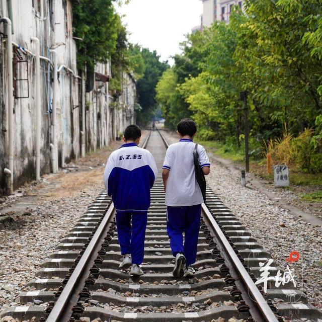 一起走在铁路上｜茶楼·跑街